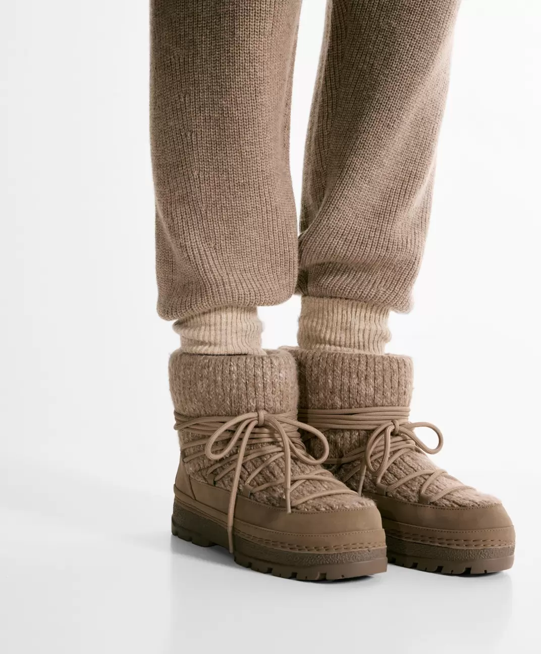 Bottes en maille à lacets offre à 19,99€ sur Oysho