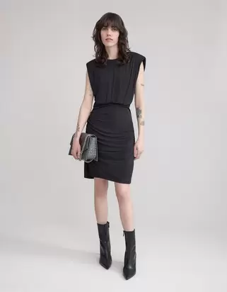 Robe noire drapée découpe asymétrique offre à 50€ sur IKKS