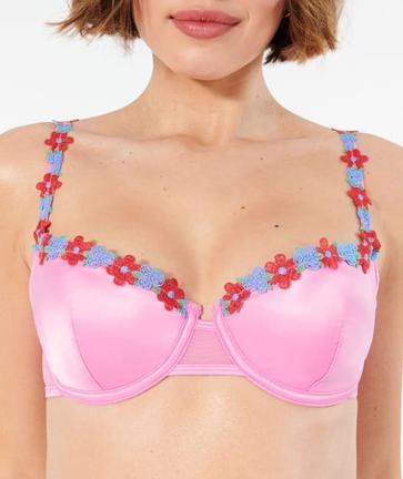 Découvrez notre soutien-gorge LILIAIZ. Il présente de charmantes broderies au niveau du décolleté et             ...                             Voir plus