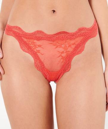 Faites-vous plaisir avec notre tanga CALINIZ. Sa dentelle fine brodée et ses coutures travaillées lu             ...                             Voir plus