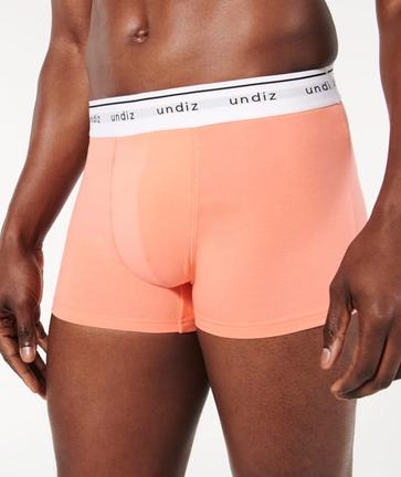 Shoppez notre boxer BOXERUNIZ. Disponible dans une teinte rose unie, en contraste avec sa bande élas             ...                             Voir plus