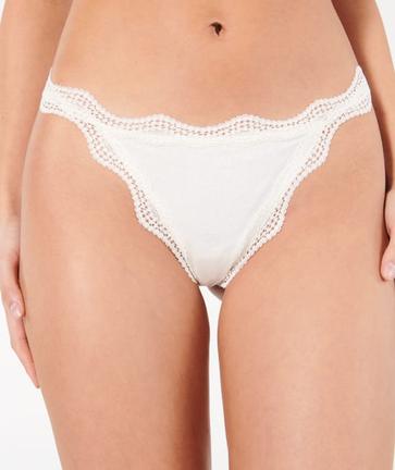 Shoppez notre string CAJOLIZ. Les coutures cousues en forme de vagues ajoutent du dynamisme à cette              ...                             Voir plus