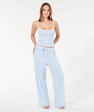 Alerte tendance, ce pantalon large RAYIZ loungewear/pyjama est irrésistible. On adore l'ambiance cos             ...                             Voir plus