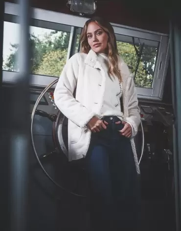 Manteau court uni ecru femme offre à 99,99€ sur Jacqueline Riu