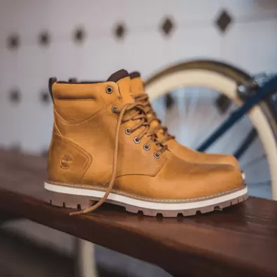 Boots mi-hautes imperméables à lacets Britton Road pour homme en jaune offre à 140€ sur Timberland