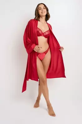 KIMONO EN SATIN ET DENTELLE ROUGE offre à 39,99€ sur Rougegorge