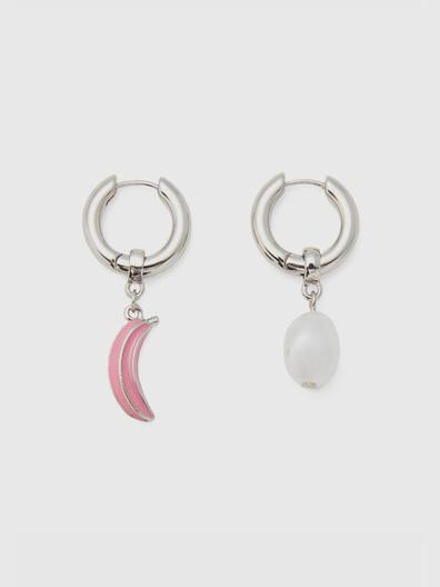 Boucles d’oreilles à pendentif banane rose et perle blanche offre à 9,95€ sur United Colors Of Benetton