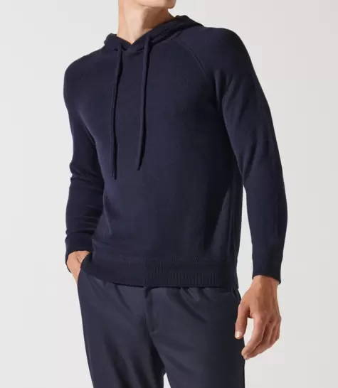 Pull à capuche marine offre à 50€ sur Izac