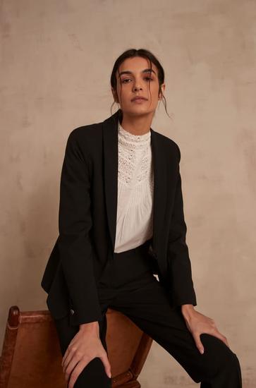 Succombez à l'ultra-chic veste de tailleur REINE, tellement intemporelle.             ...                             Voir plus