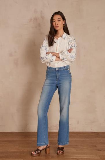 WECARE : Ce jean est confectionné en coton biologique.  Ambiance seventies pour le jean NINON flare             ...                             Voir plus