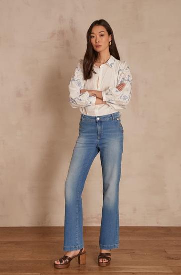 WECARE : Ce jean est confectionné en coton biologique.  Ambiance seventies pour le jean NINON flare             ...                             Voir plus offre à 119€ sur Maison 123