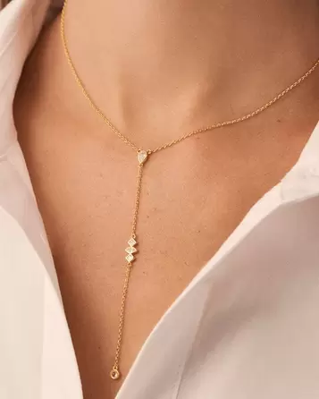 Collier mi-long PIRAMIDE Cristal / Doré offre à 69€ sur Agatha