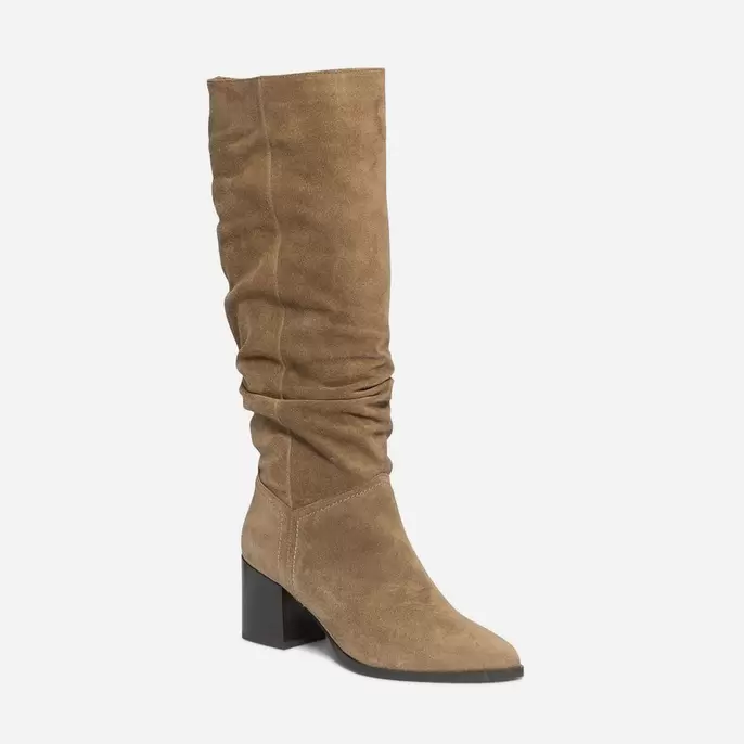 Botte TEXTO taupe en cuir velours éco-conçu à tige plissée offre à 139,99€ sur Texto