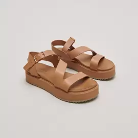 Sandales à plateformes et lanières en cuir camel offre à 115€ sur Jonak