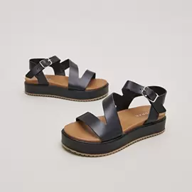 Sandales à plateformes et lanières en cuir noir offre à 115€ sur Jonak