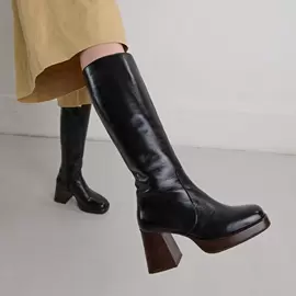 Bottes à plateformes en cuir vieilli noir offre à 285€ sur Jonak