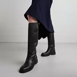 Bottes cavalières en cuir noir offre à 235€ sur Jonak