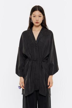 Chemise kimono longue noire offre à 135€ sur Bimba y Lola