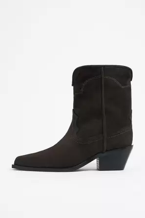 Bottine de style gaucho en croûte de cuir marron offre à 240€ sur Bimba y Lola