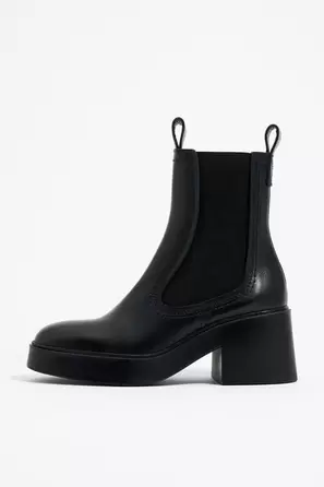 Bottine Chelsea en cuir noir avec talon offre à 192,5€ sur Bimba y Lola