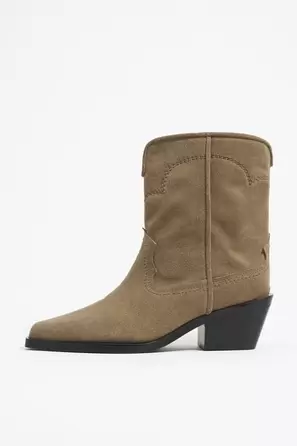 Bottine de style gaucho en croûte de cuir sable offre à 160€ sur Bimba y Lola