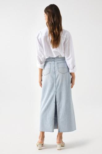 JUPE TRUE EN DENIM AVEC OURLET EFFILOCHÉ offre à 89,95€ sur Salsa