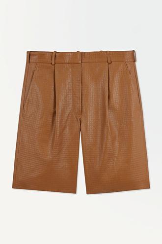 THE EMBOSSED-LEATHER BERMUDA SHORTS offre à 245€ sur COS