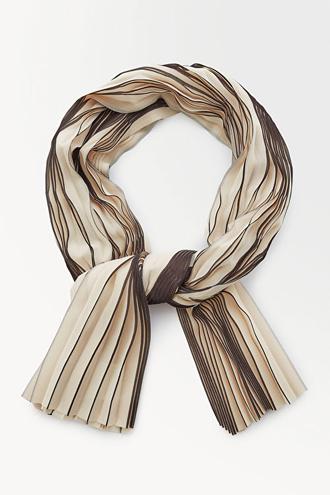 THE PLEATED CHIFFON SCARF offre à 125€ sur COS
