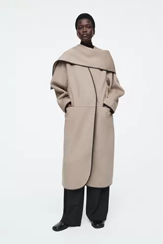 LEATHER-TRIMMED WOOL SCARF COAT offre à 450€ sur COS