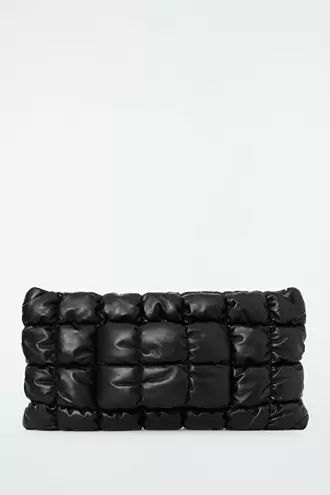 PILLOW OVERSIZED QUILTED CLUTCH - LEATHER offre à 390€ sur COS