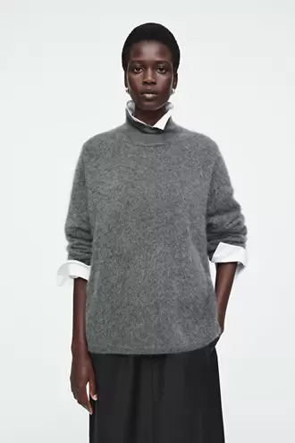 BRUSHED-CASHMERE TURTLENECK SWEATER offre à 350€ sur COS