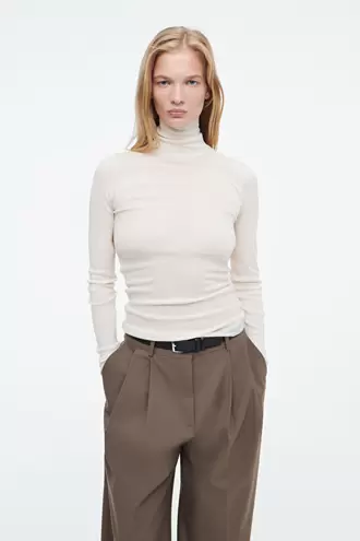 MERINO WOOL TURTLENECK TOP offre à 89€ sur COS