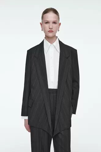 REGULAR DRAPED PINSTRIPED BLAZER offre à 220€ sur COS