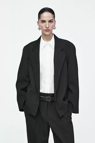 OVERSIZED EXAGGERATED-SHOULDER BLAZER offre à 250€ sur COS