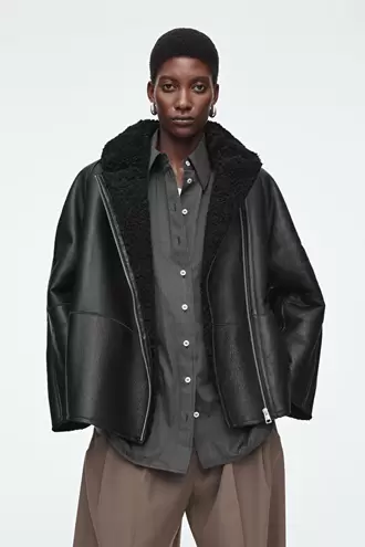 OVERSIZED SHEARLING AVIATOR JACKET offre à 950€ sur COS