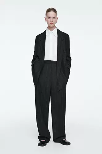 PINSTRIPED TAILORED PANTS offre à 170€ sur COS