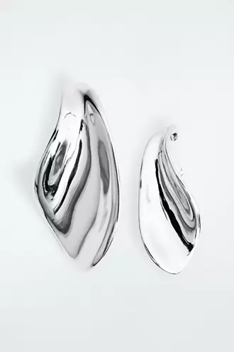 ORGANIC-SHAPED MISMATCHED EARRINGS offre à 49€ sur COS