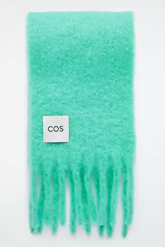 FRINGED BRUSHED-MOHAIR SCARF offre à 120€ sur COS