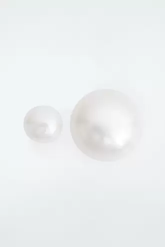 MISMATCHED FRESHWATER PEARL STUD EARRINGS offre à 39€ sur COS