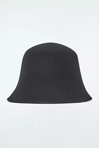 FELTED-WOOL BUCKET HAT offre à 89€ sur COS