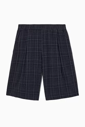 PLEATED CHECKED SEERSUCKER BOARD SHORTS offre à 44,5€ sur COS