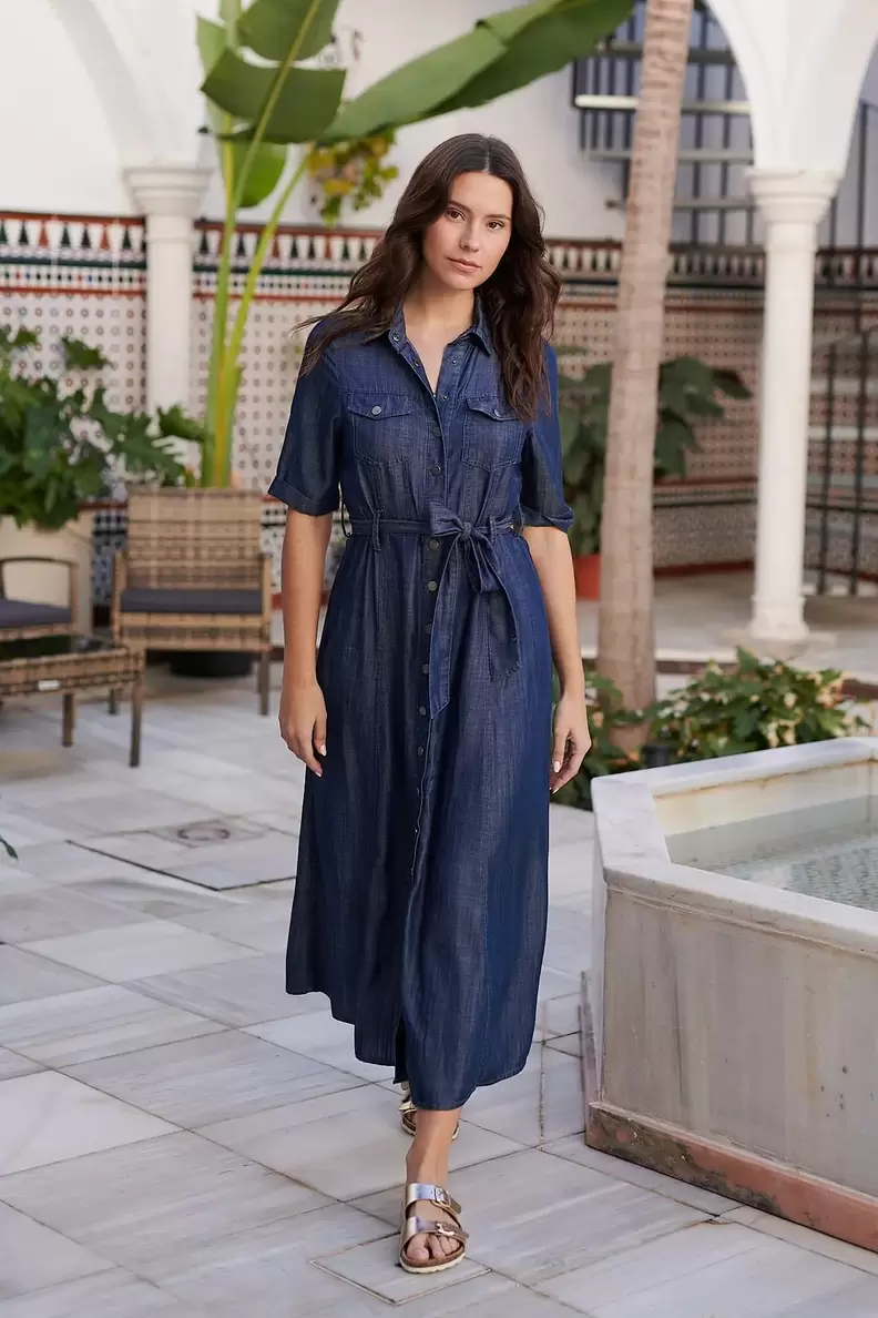 Robe longue fluide en denim SANTAMONICA offre à 69€ sur René Derhy