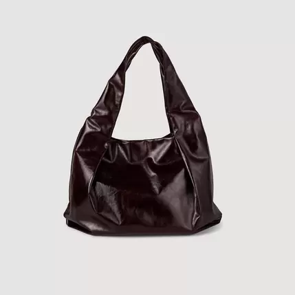 Grand sac en cuir brillant offre à 695€ sur Sandro