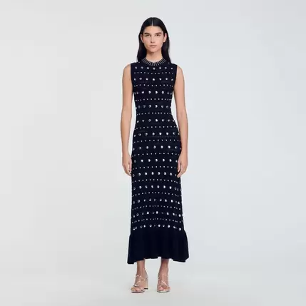 Robe longue en maille ornée de studs offre à 445€ sur Sandro