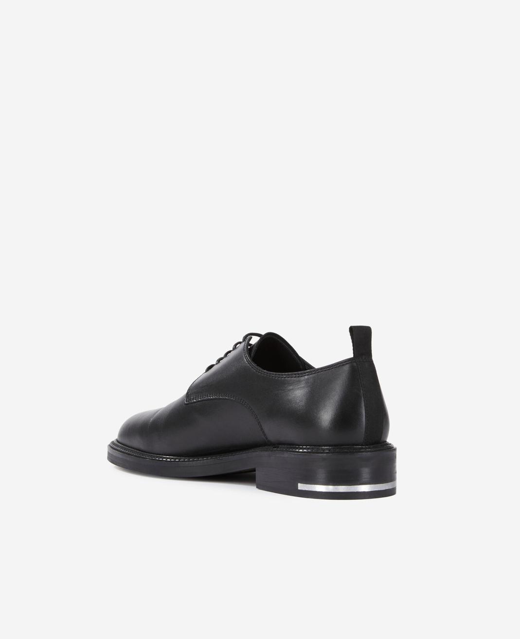 Chaussures à lacets en cuir noir offre à 365€ sur The Kooples