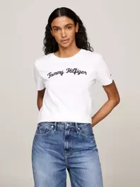 T-shirt à logo cursive brodé offre à 34€ sur Tommy Hilfiger