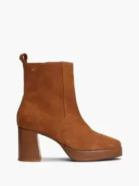 Bottines en daim à talon carré et monogramme offre à 199,9€ sur Tommy Hilfiger