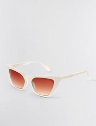 Kendall Cat Eye Sunglasses offre à 128€ sur BCBG Maxazria