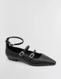 Taji Buckle Flat offre à 249€ sur BCBG Maxazria