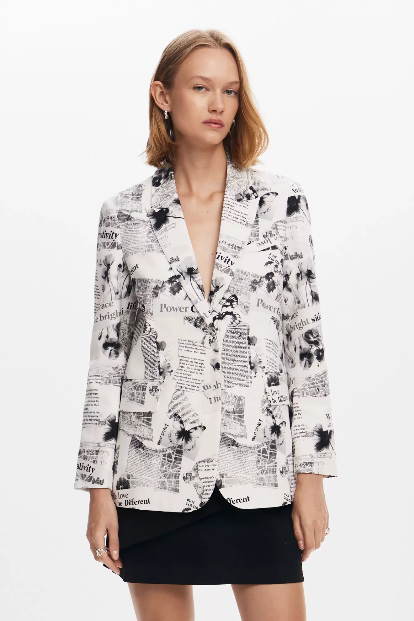 Blazer droit texte et fleurs offre à 97,3€ sur Desigual